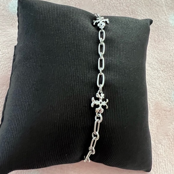 Tory Burch Jewelry - TORY BURCH•‎ GIFTABLE Roxanne Delicate Bracelet